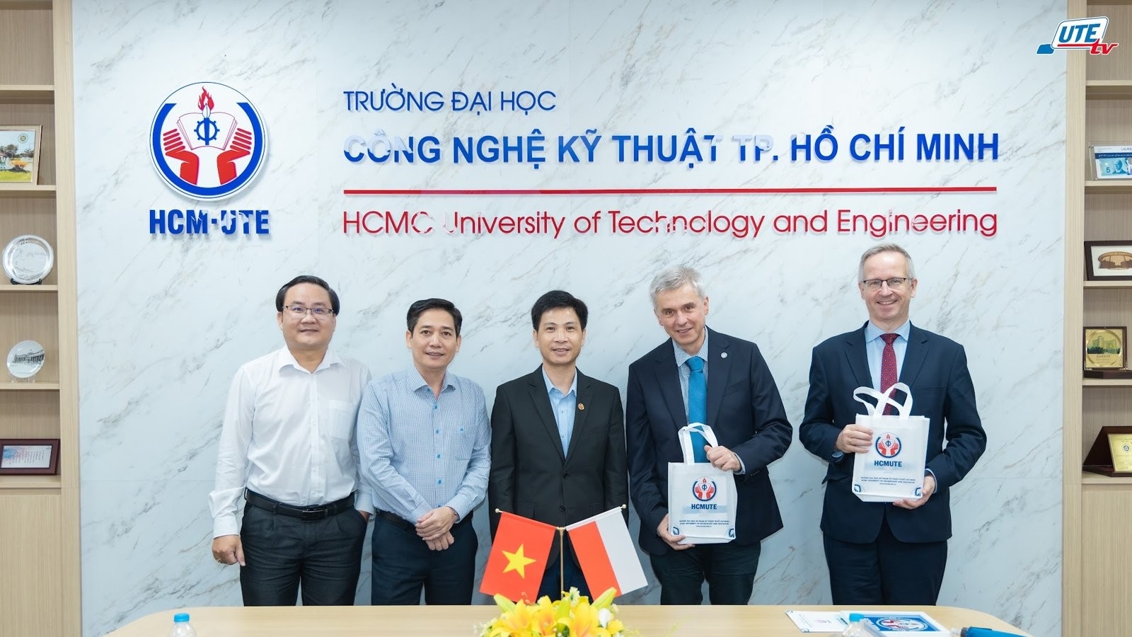 HCM-UTE Hosts Warsaw University of Technology to Discuss Cooperation