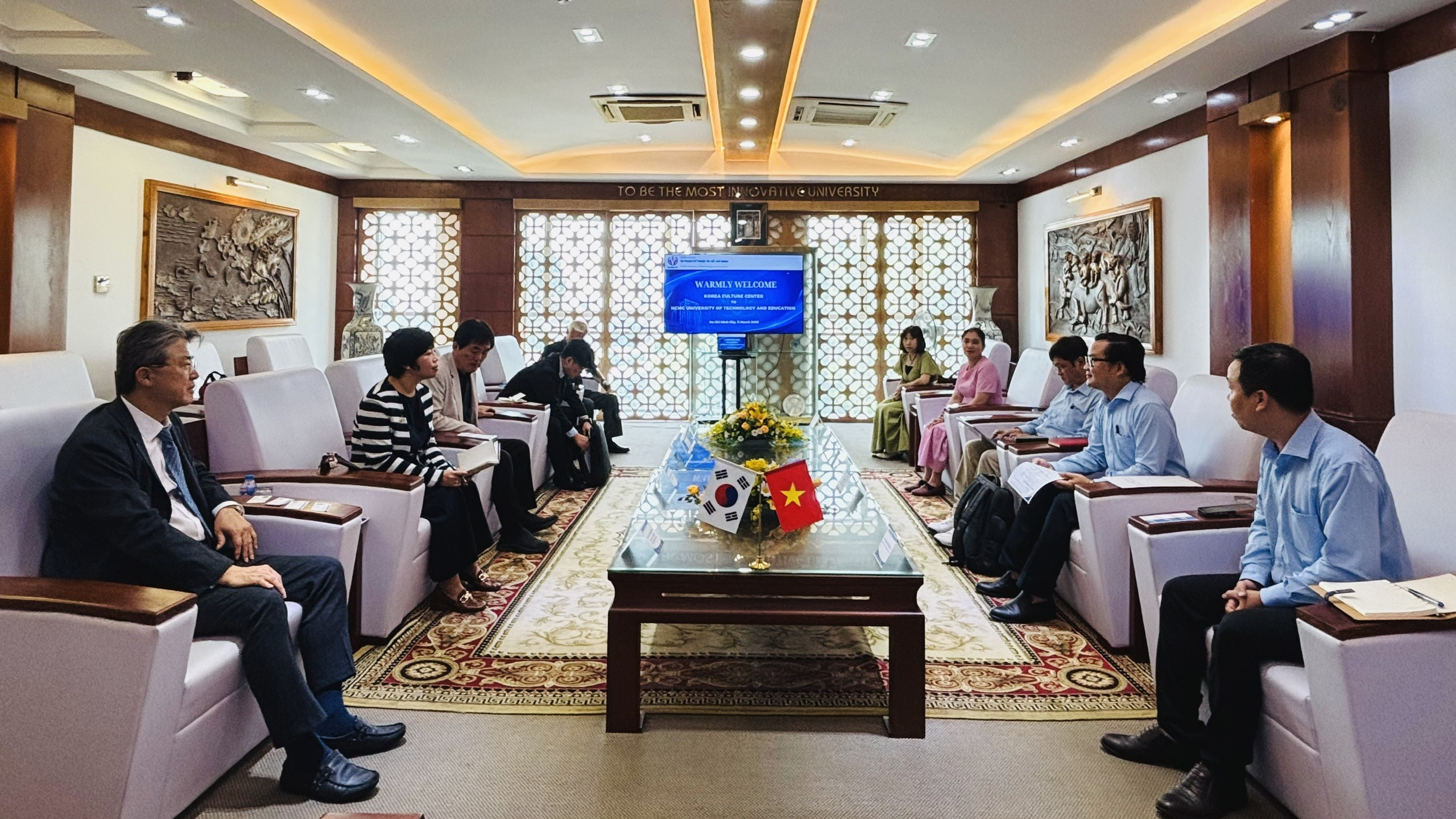 Welcome a delegation from Korea Culture Center.