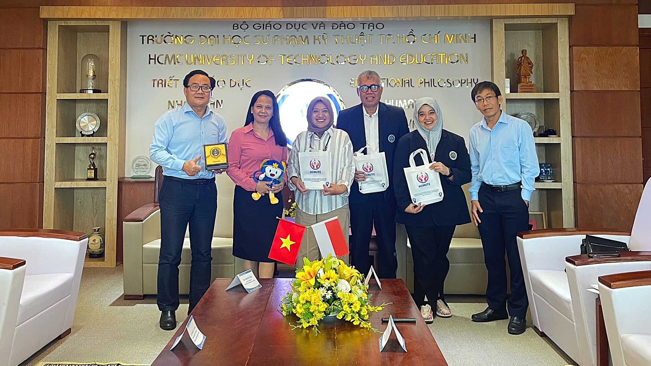HCMUTE welcomes delegation from Universitas Negeri Malang, fostering a new era of collaboration