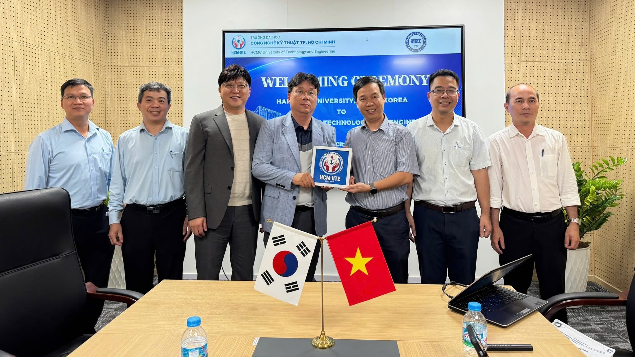 HCM-UTE and Hanyang University, South Korea Held Strategic Meeting for International Cooperation 🤝