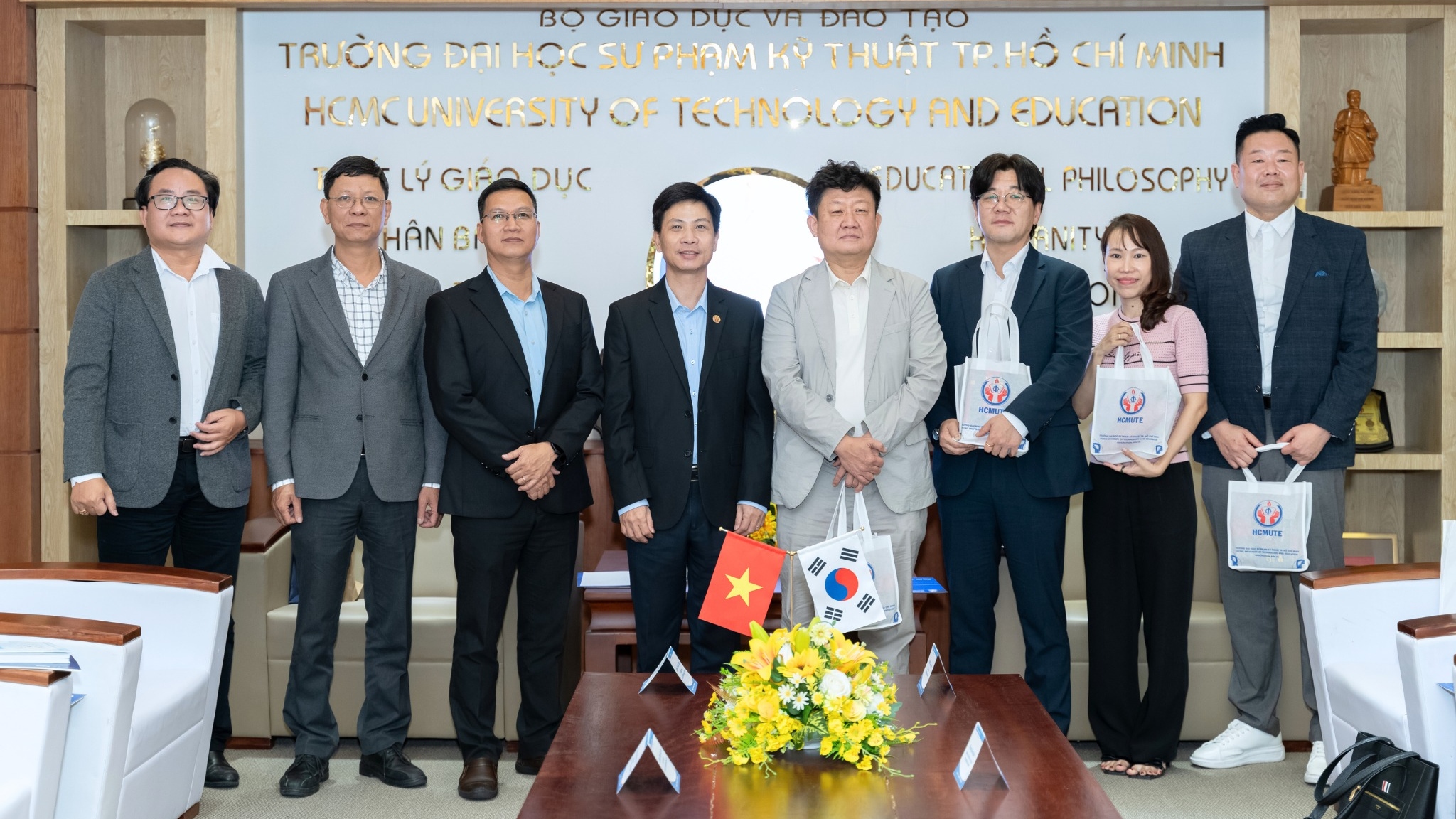 HCMUTE warmly welcomes UIDUK University and RISE Bridge Holdings, Korea